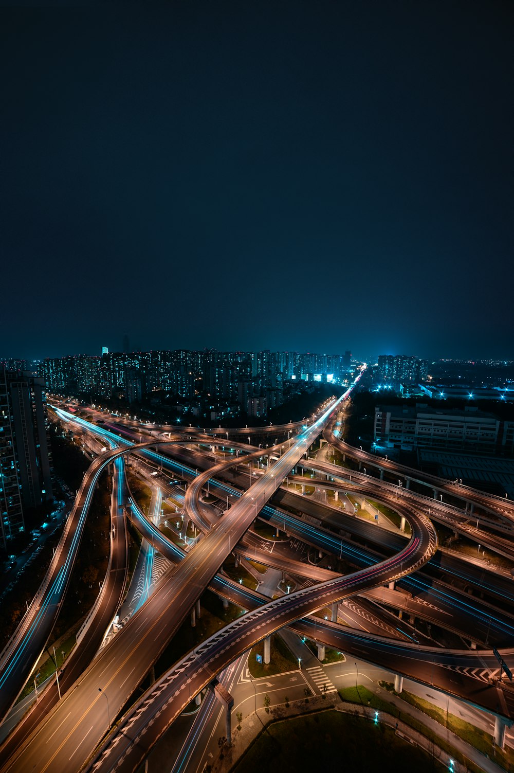 Fotografia time lapse delle luci della città durante la notte