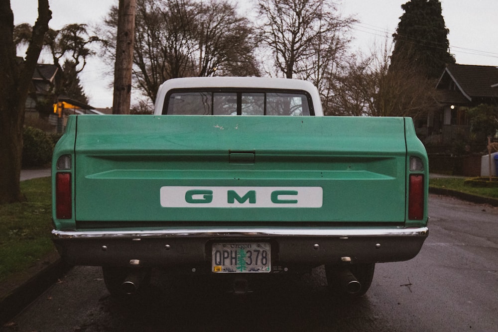 Camioneta Chevrolet verde estacionada al costado de la carretera durante el día