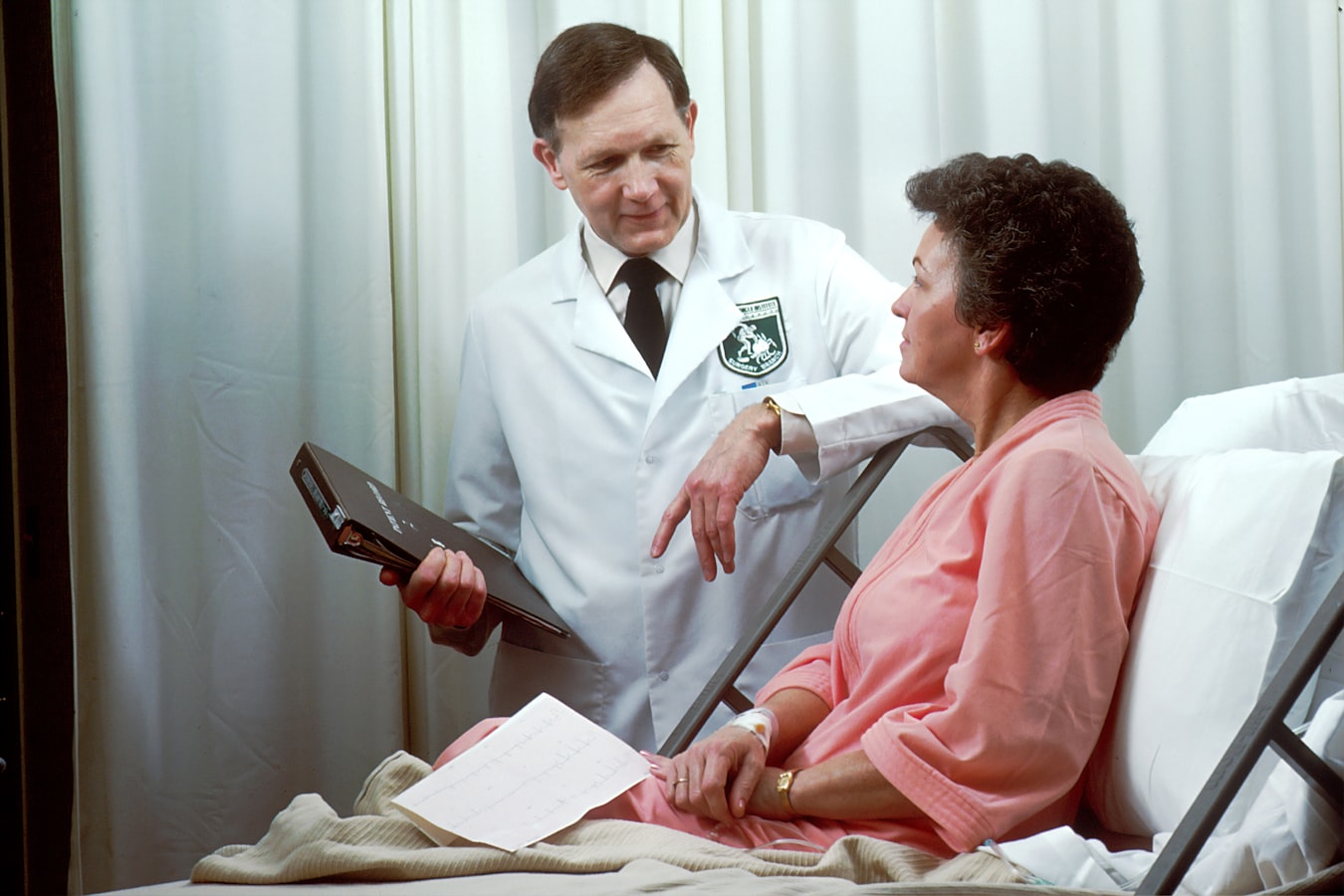 Bác sĩ và chuyên gia AI cùng phân tích dữ liệu trên màn hình lớn