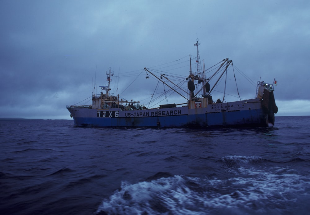 Braunes Schiff tagsüber unter weißen Wolken auf See