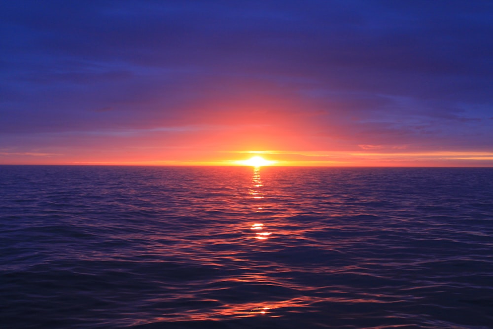 Cuerpo de agua durante la puesta de sol