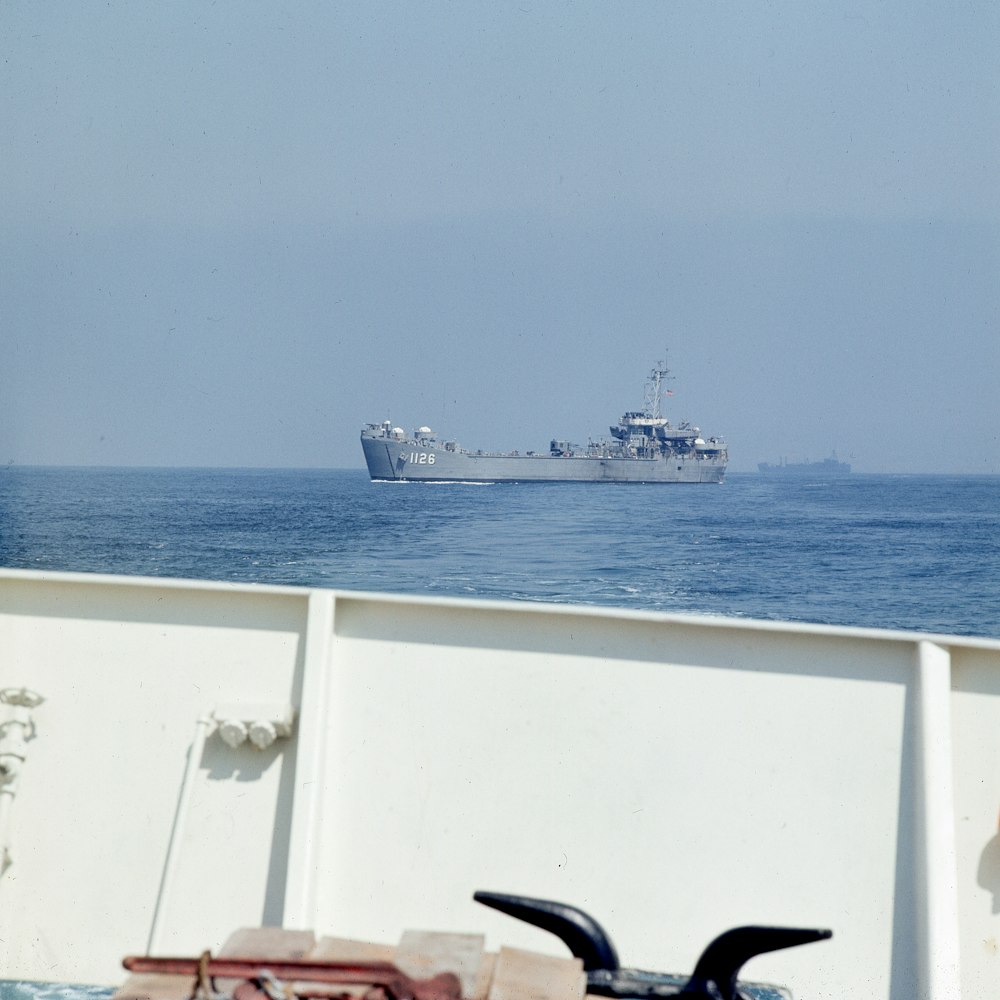 nave bianca e nera sul mare durante il giorno