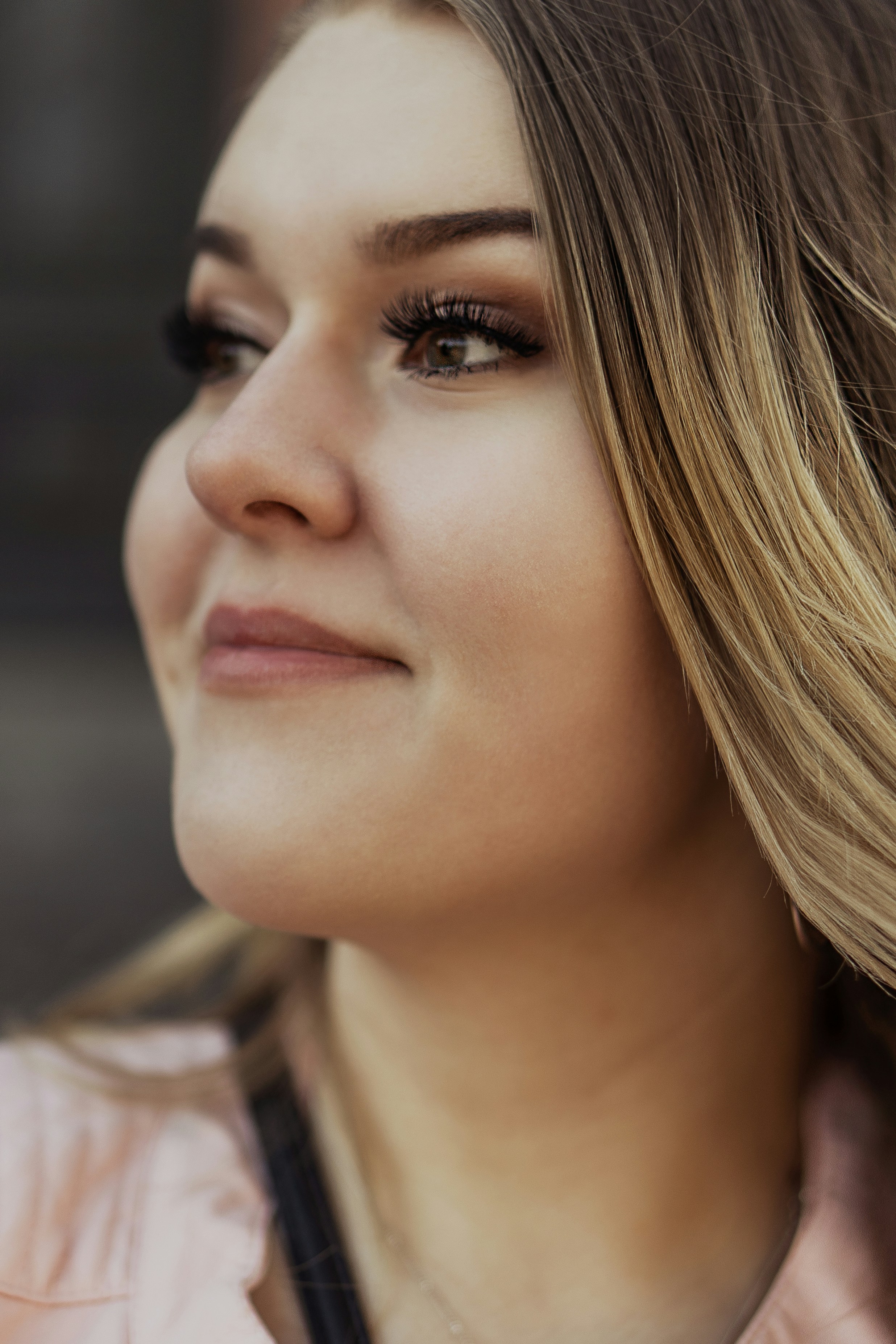 Frau im weiß-schwarzen Hemd