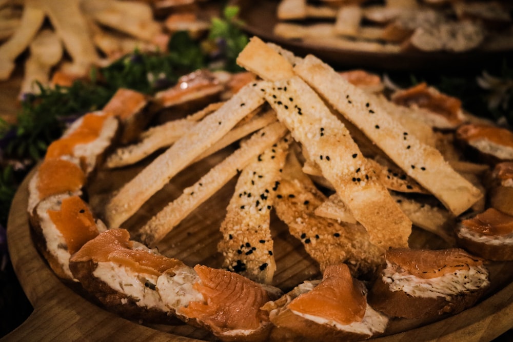 cibo marrone su tavolo di legno marrone