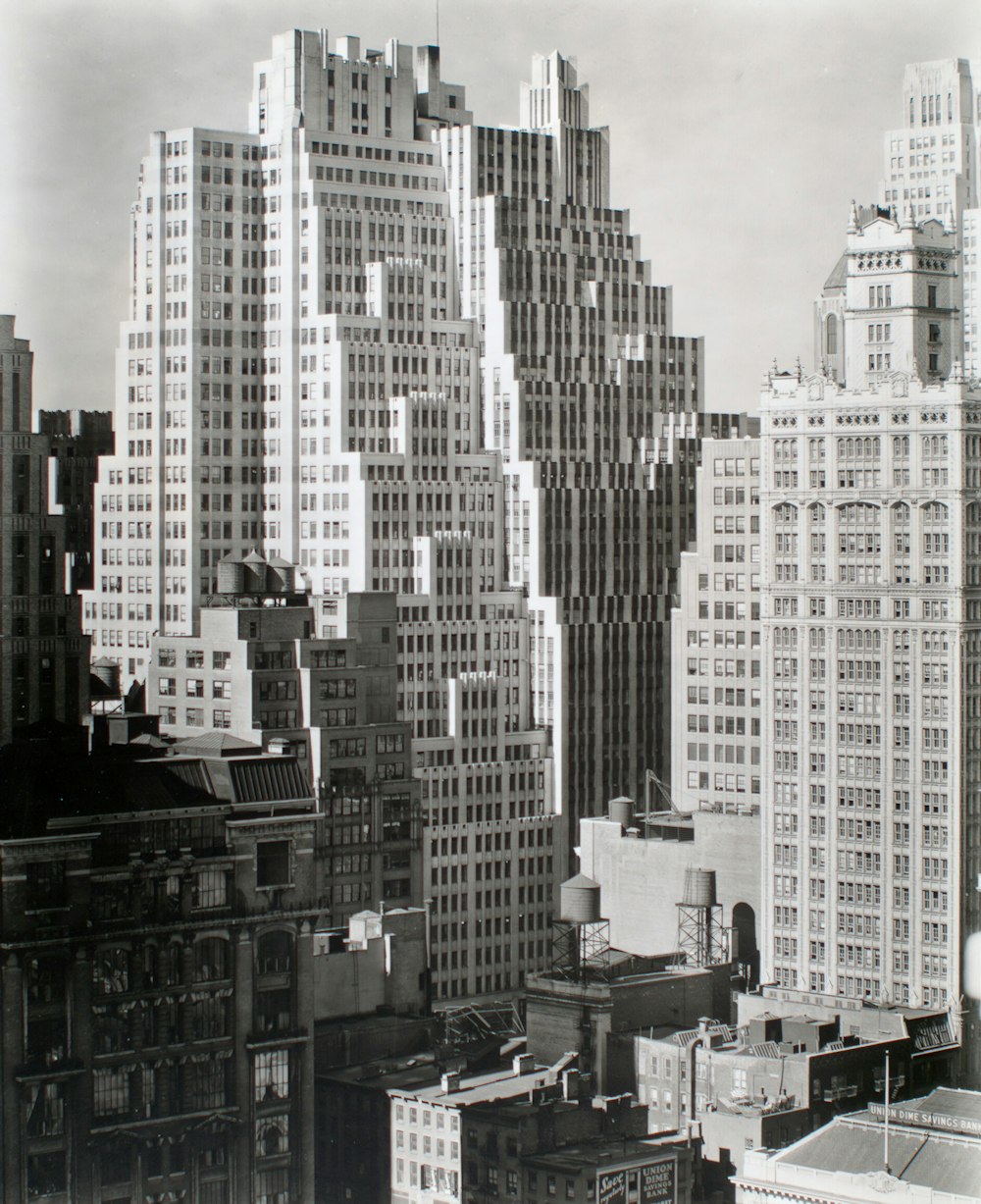 Foto in scala di grigi di edifici della città