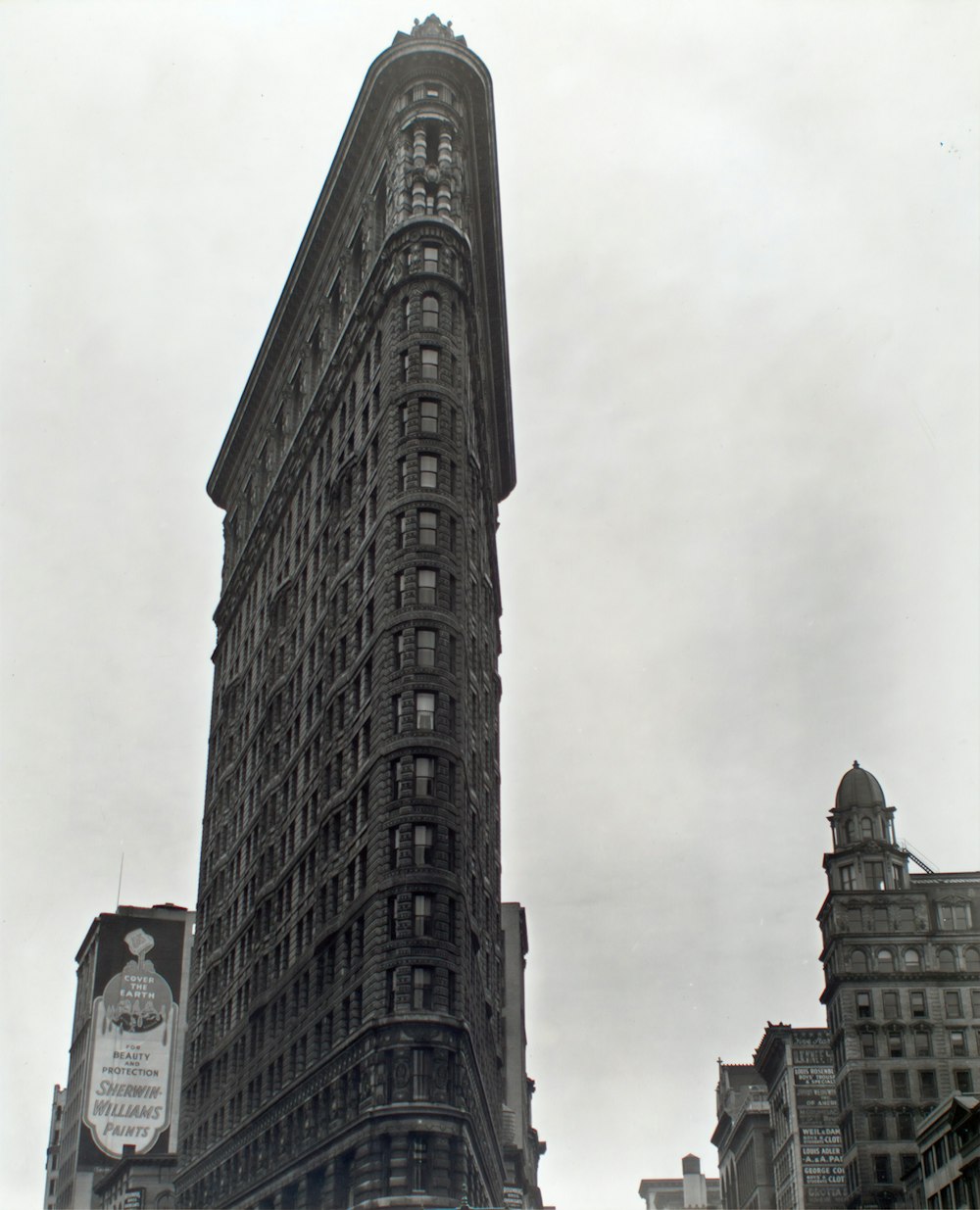 grayscale photo of the Flatiron building