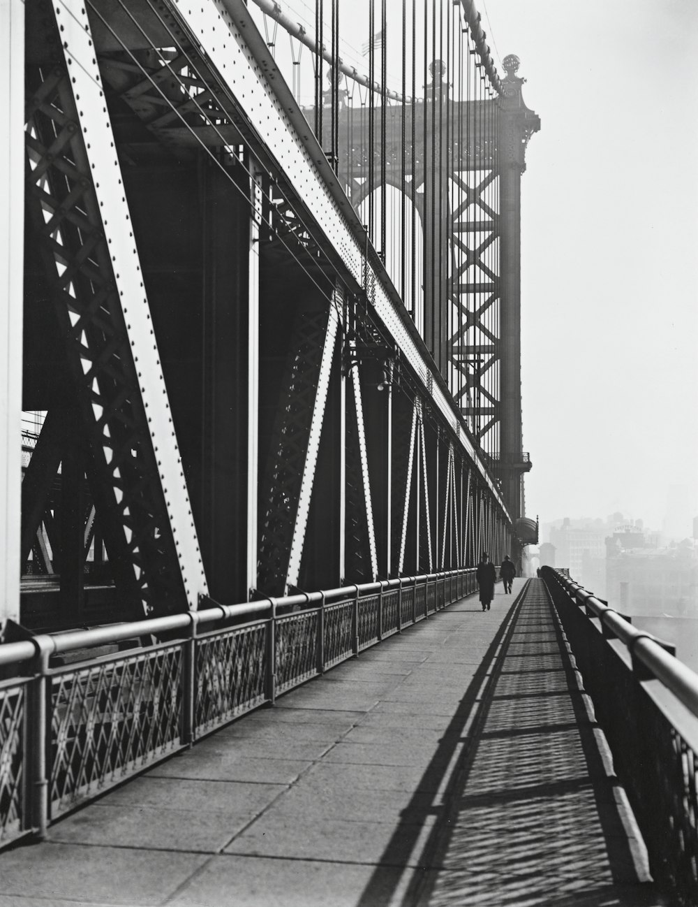 foto en escala de grises del puente de Manhattan con gente caminando