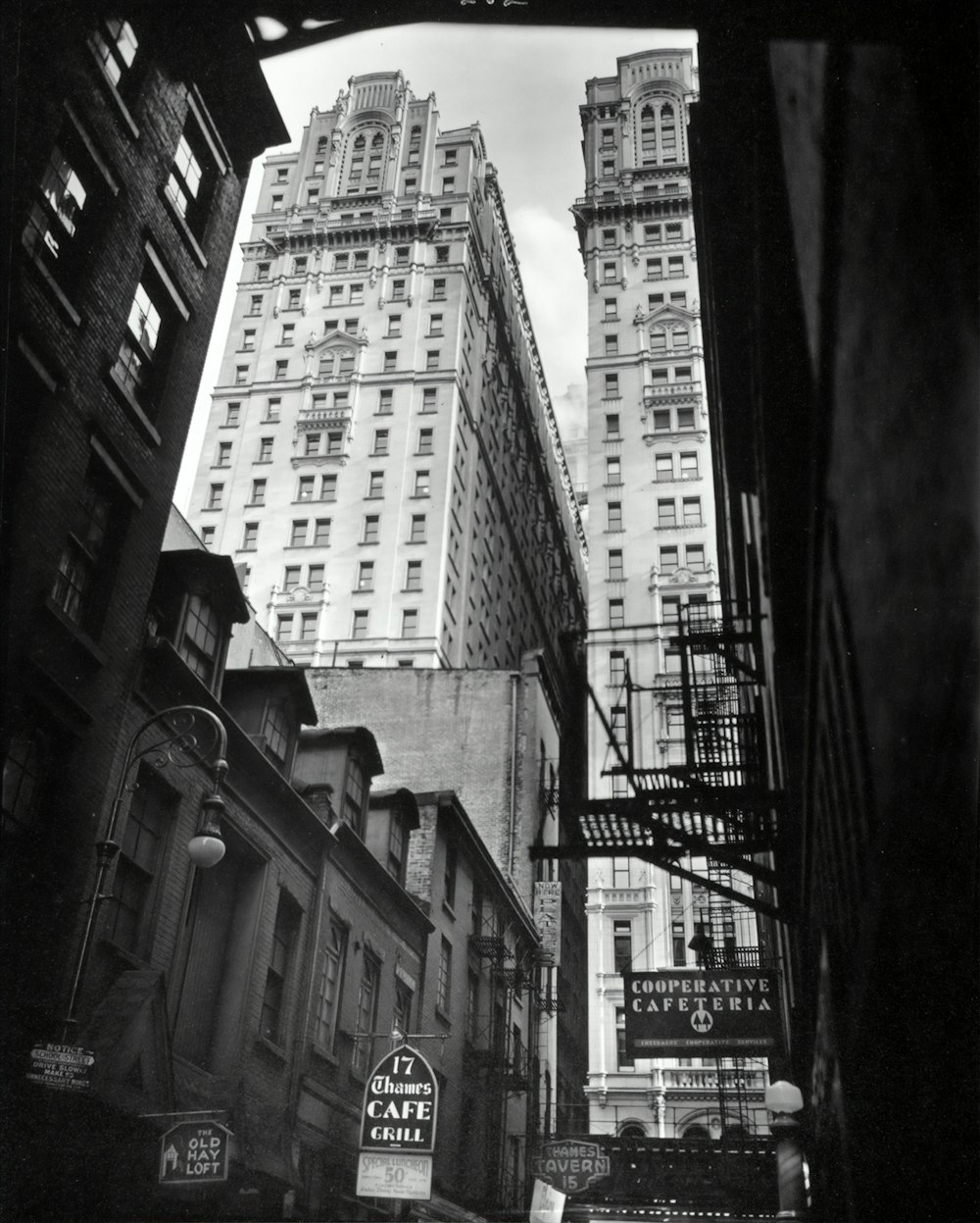Foto en escala de grises de edificios de gran altura en Manhattan