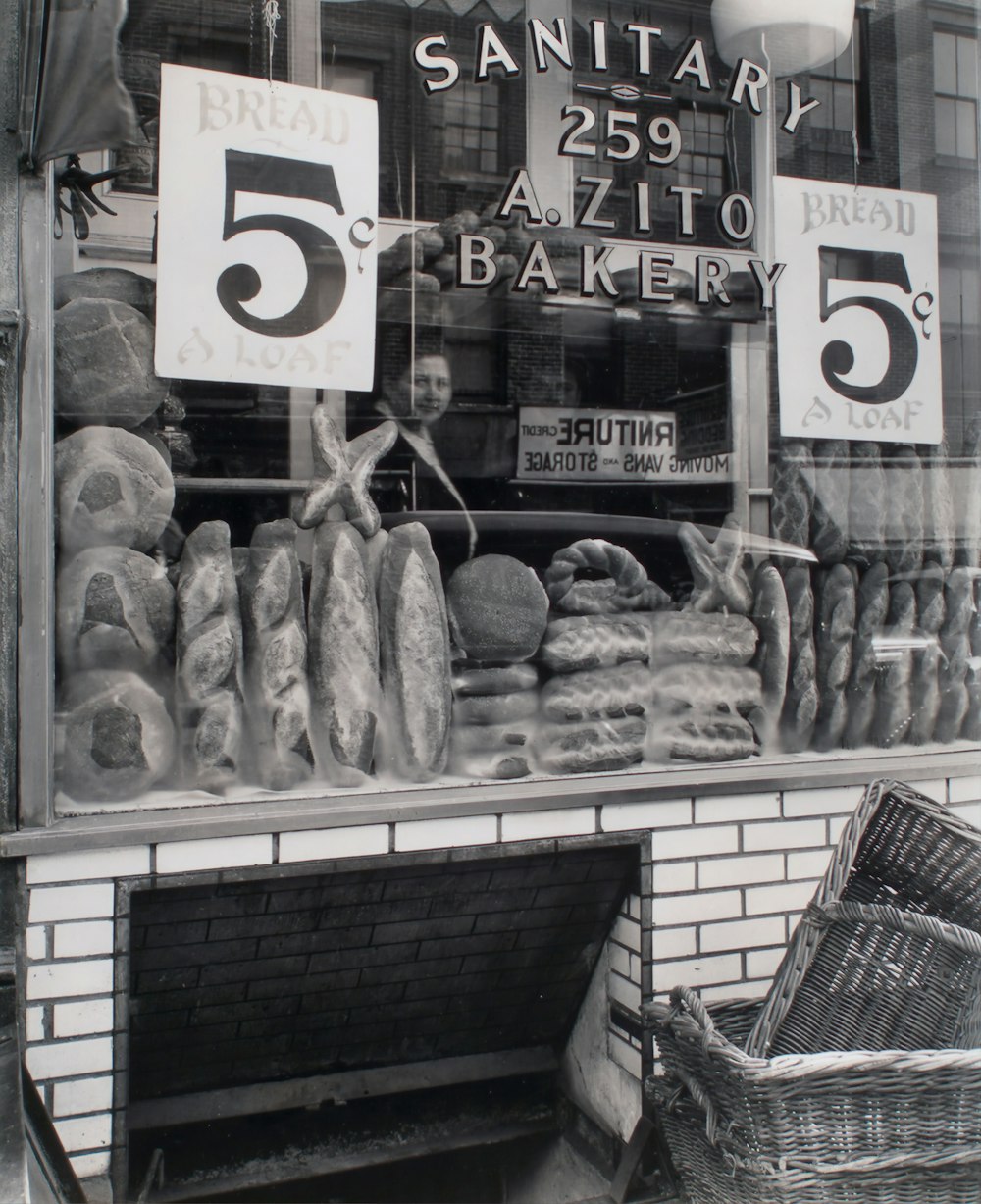 빵집 가게 창에 표시된 빵