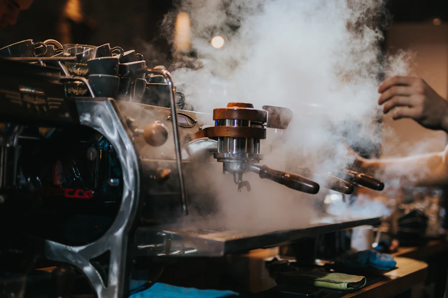 Técnico revisando grupo de erogación de máquina espresso comercial