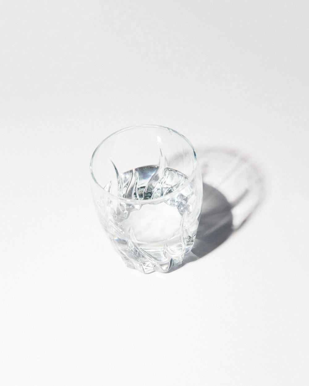 水と透明なガラスのコップ