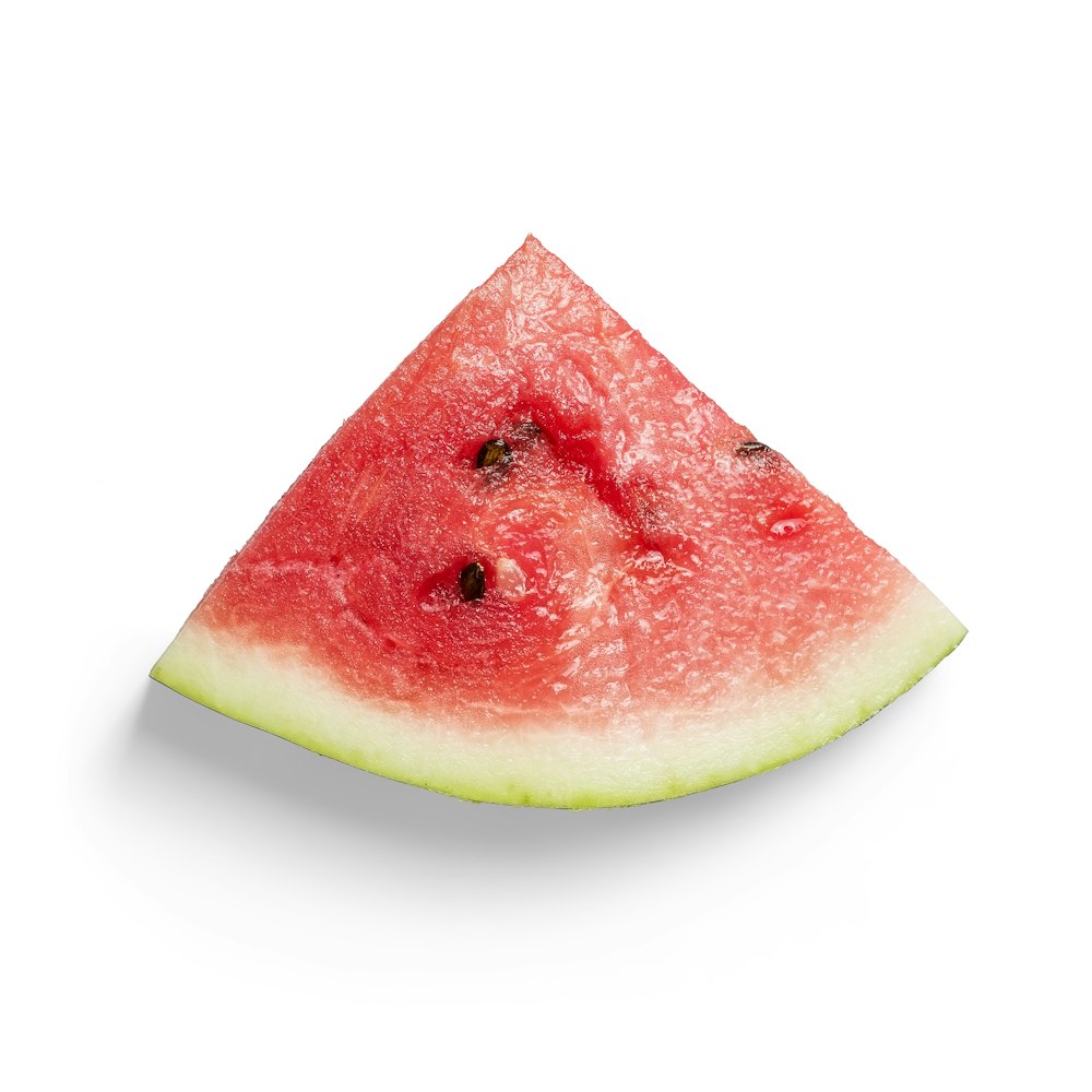 in Scheiben geschnittene Wassermelone auf weißem Hintergrund