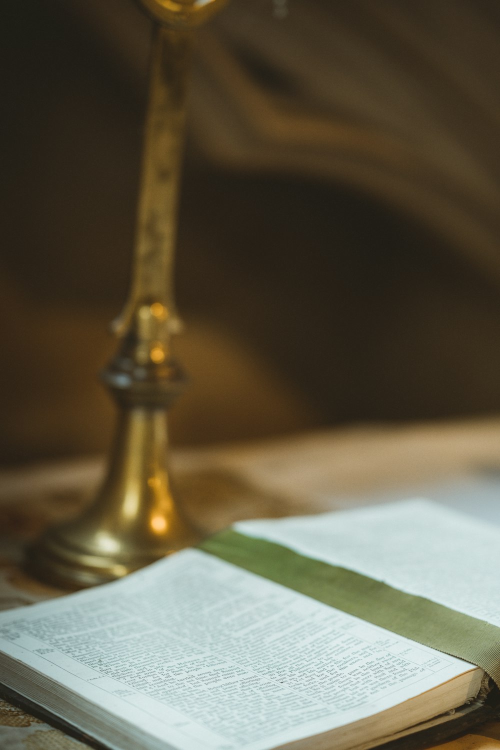 gold and white table napkin