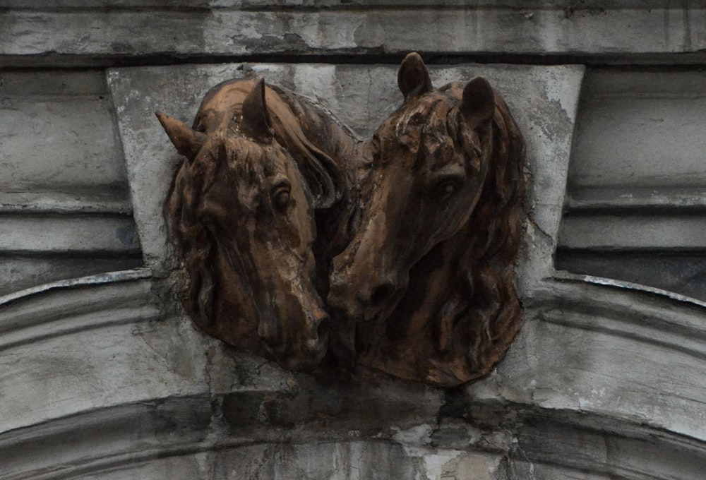 Braune und schwarze Pferdekopfstatuen