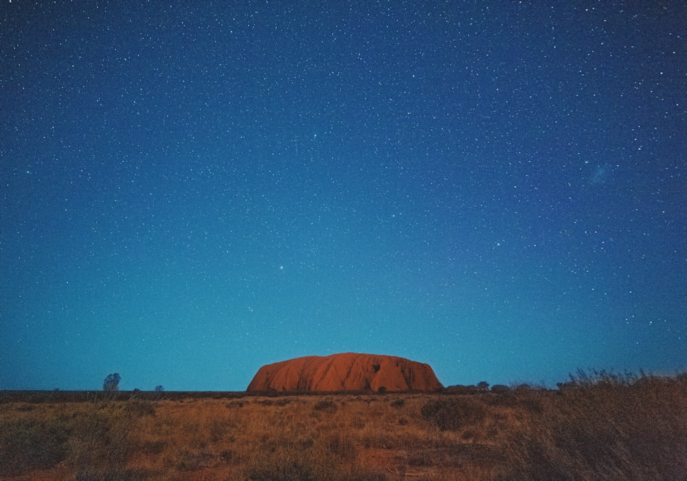 Brauner Berg unter blauem Himmel während der Nacht