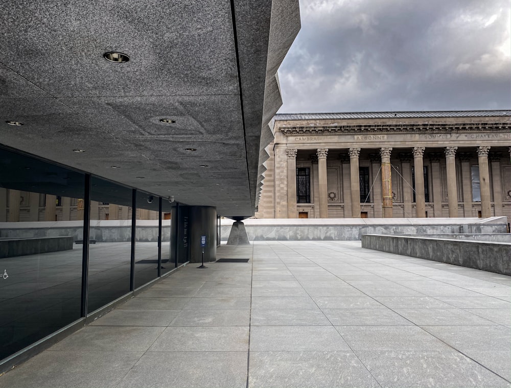 Graues Betongebäude unter blauem Himmel tagsüber