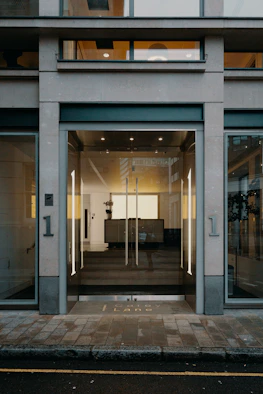 Elegant office entrance with minimalist black and anthracite decor highlighted by matte gold details.