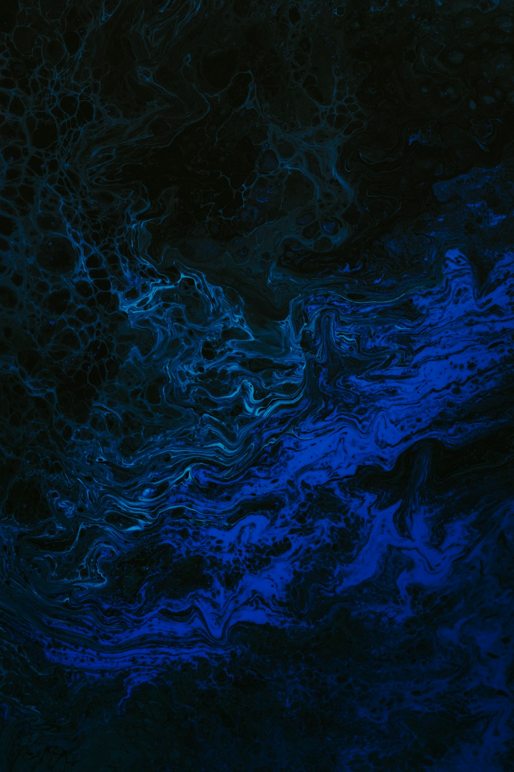 blaue und schwarze abstrakte Malerei