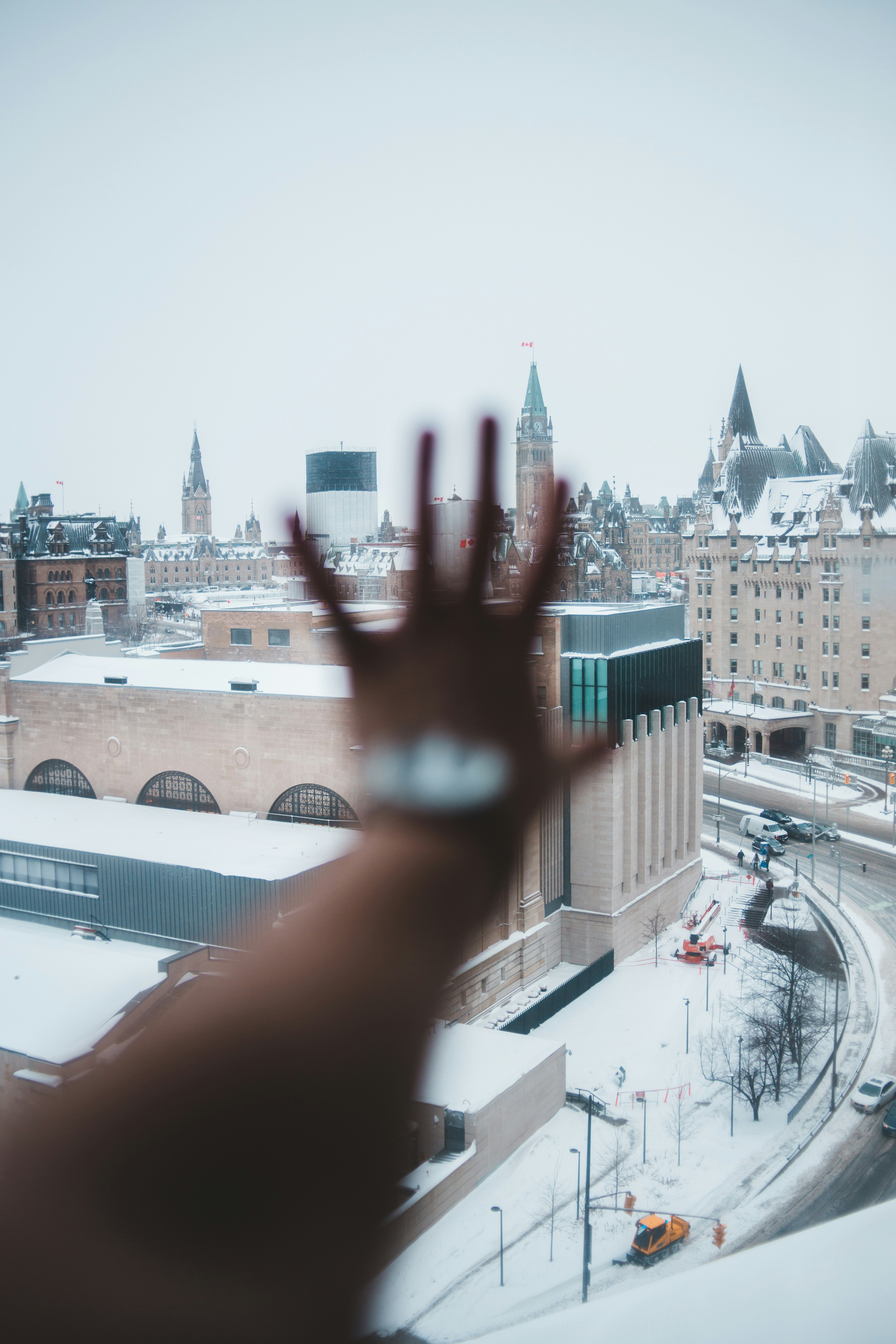 Persona che tiene un tubo di plastica rosso