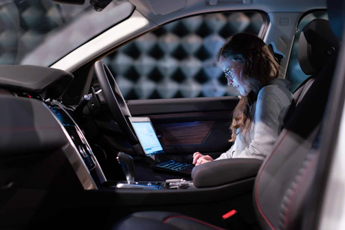 mujer programando auto