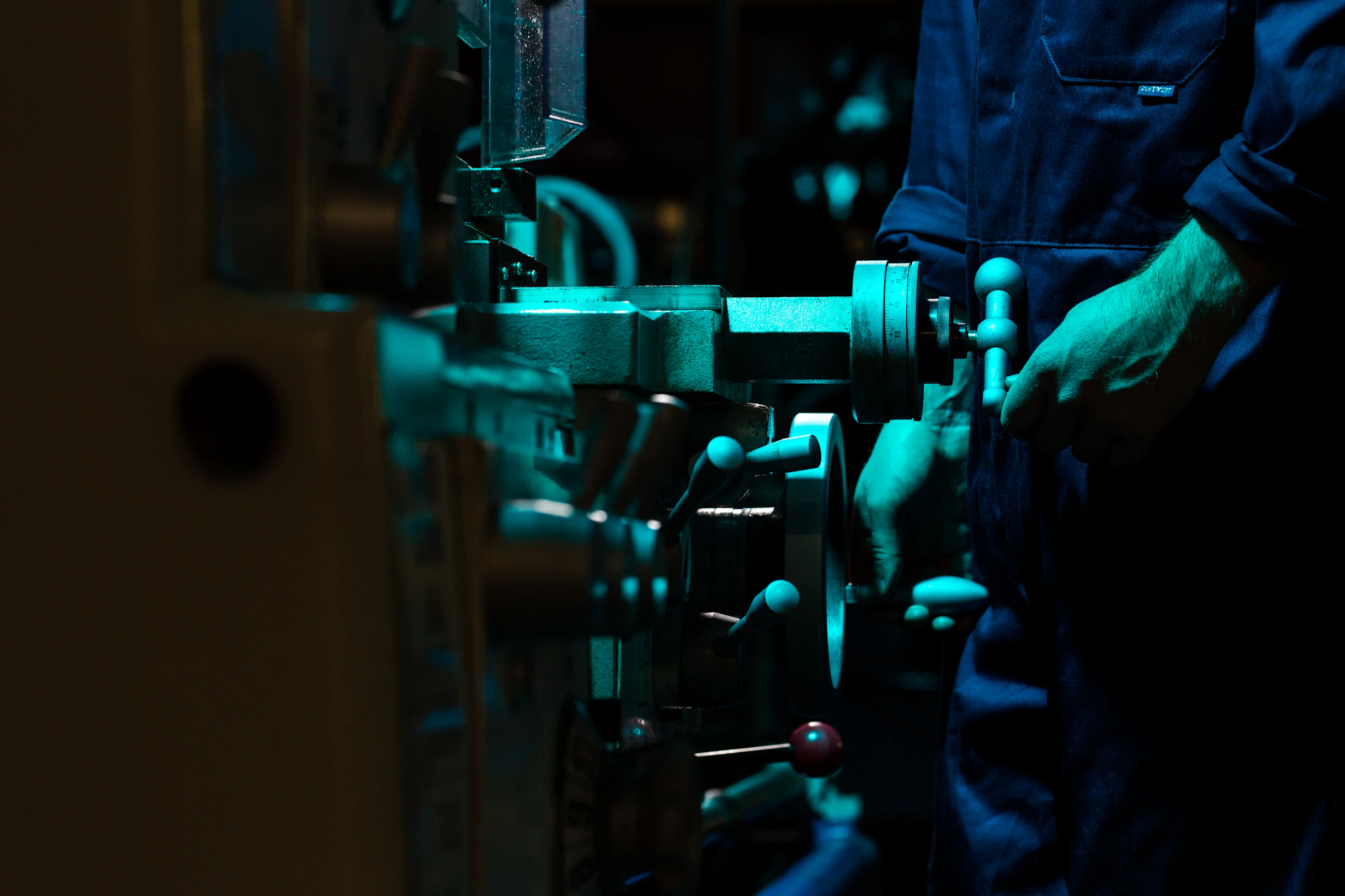 Operator on a manufacturing floor working alongside an AI system