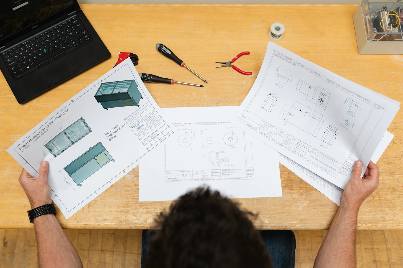 Crayon et documents techniques pour la préparation des plans