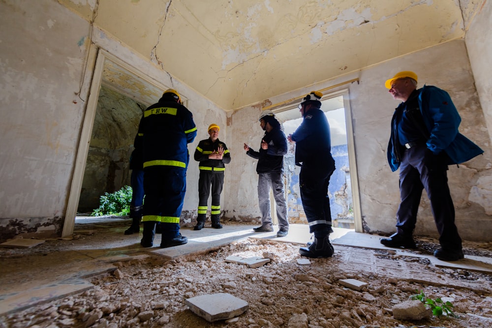 gruppo di persone in piedi su terreno marrone