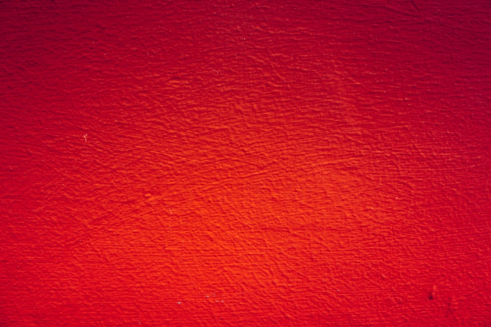 クローズアップ写真で赤く塗られた壁