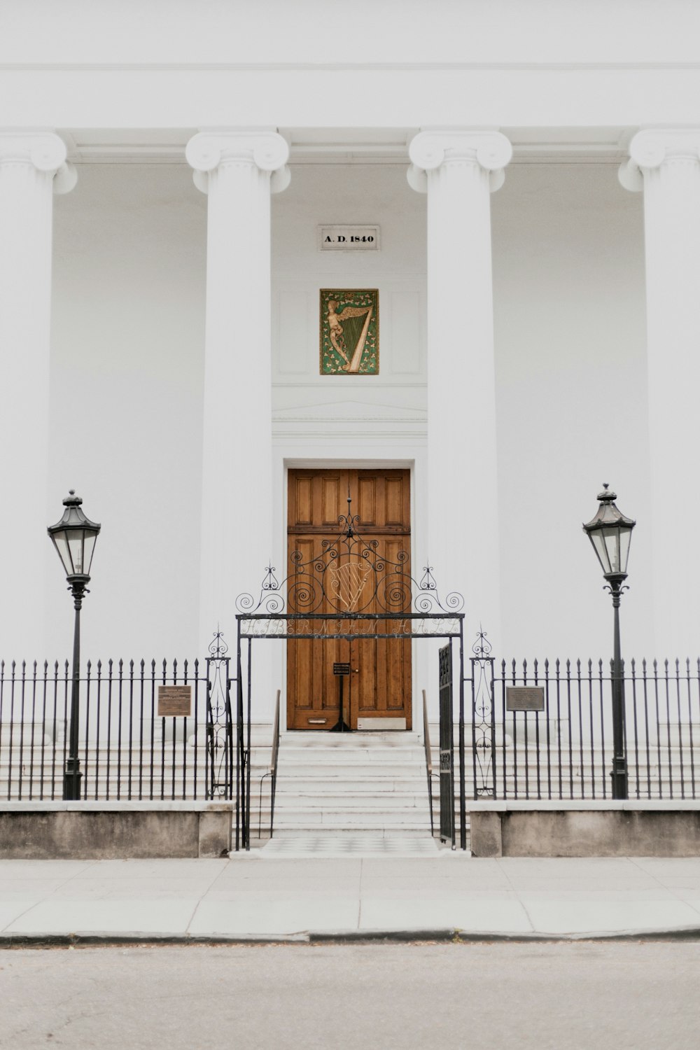 Edificio de hormigón blanco y marrón