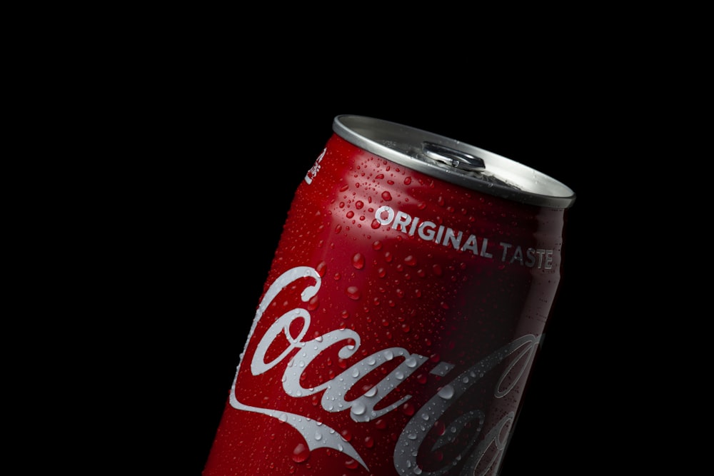 Lata de Coca Cola sobre fondo negro