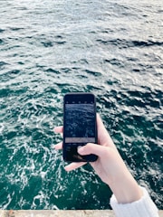 User checking water level on the Global Cisternas app on a smartphone