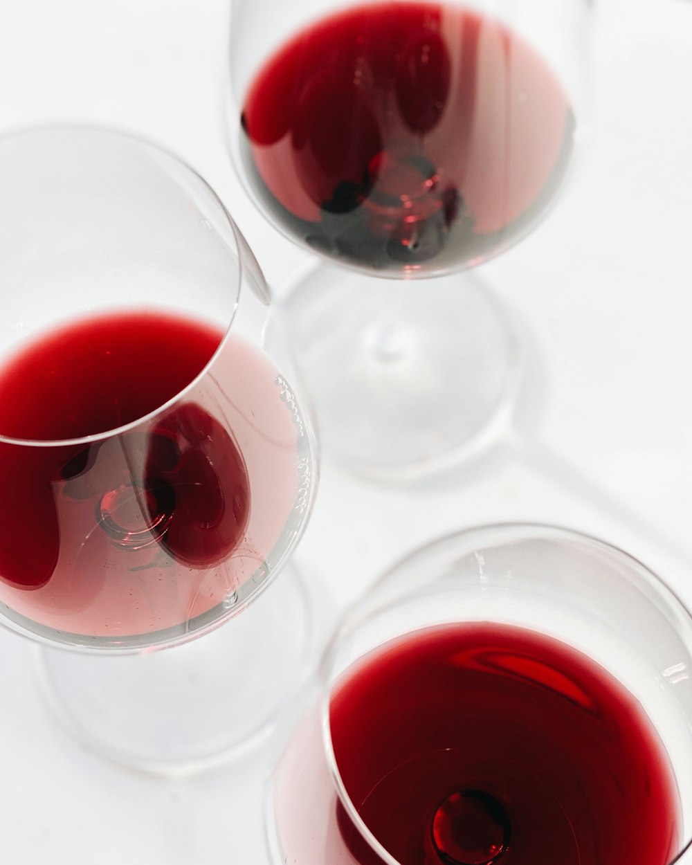 verre à vin transparent avec du vin rouge