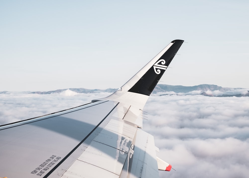 white and gray airplane wing