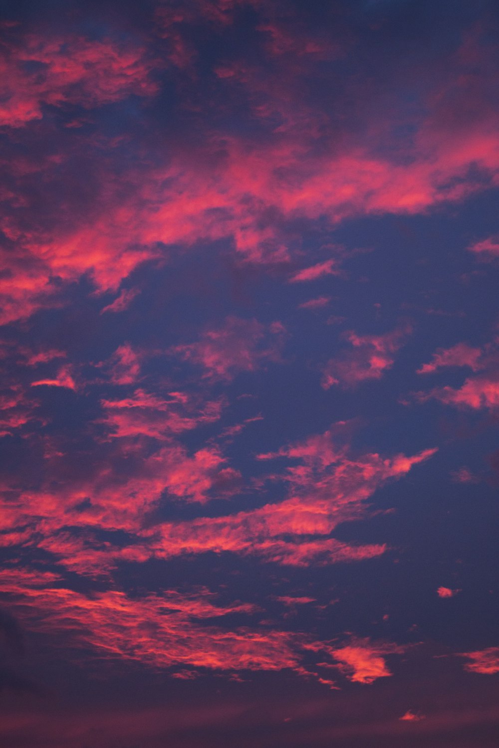 nuvole rosse e nere durante la notte