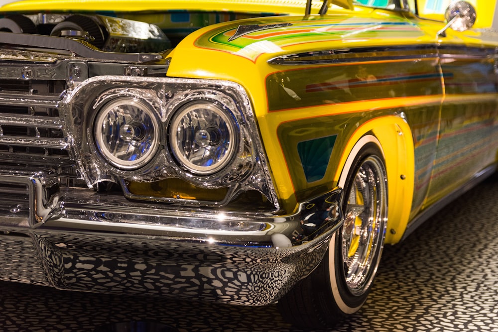 voiture jaune et noire sur textile noir et blanc