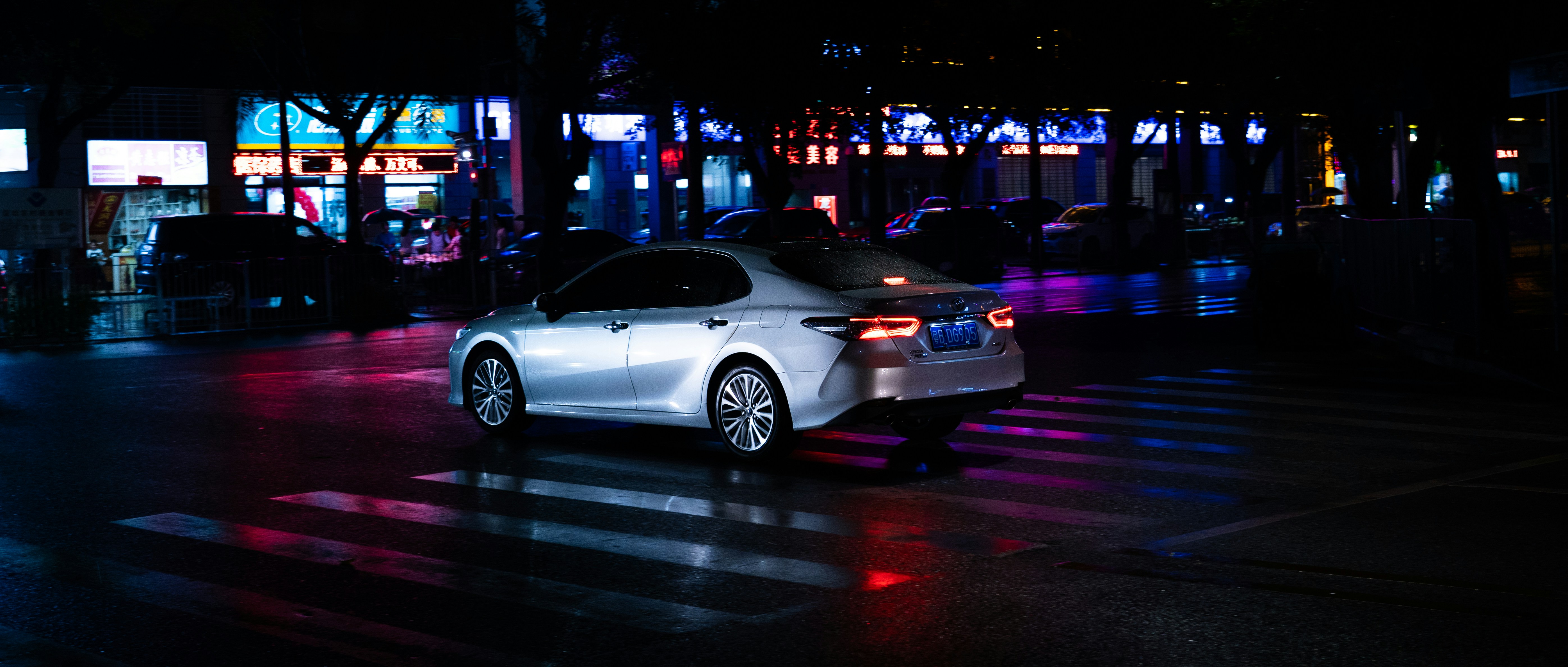 Silber BMW M 3 Coupé parkt nachts auf Gehweg