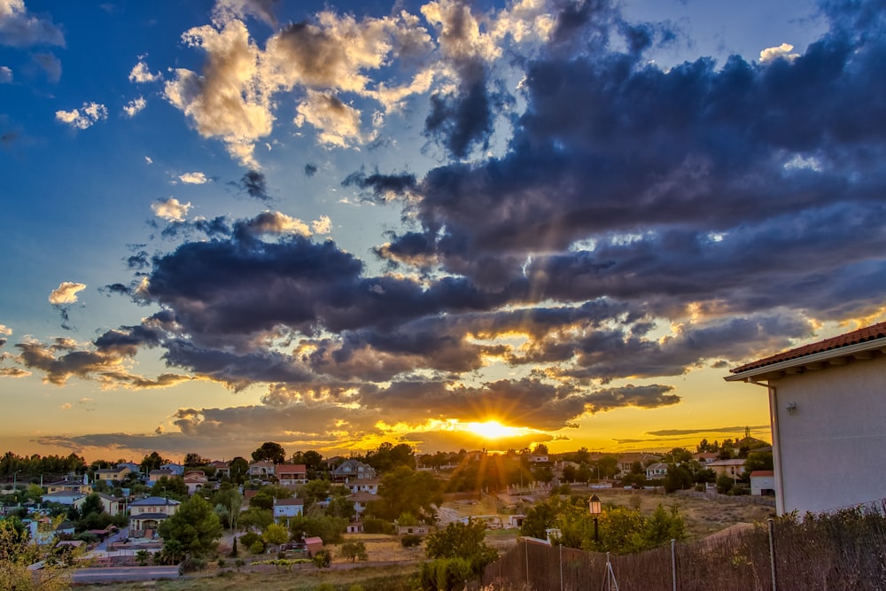 Stadt mit Hochhäusern unter blau-weißem Wolkenhimmel tagsüber