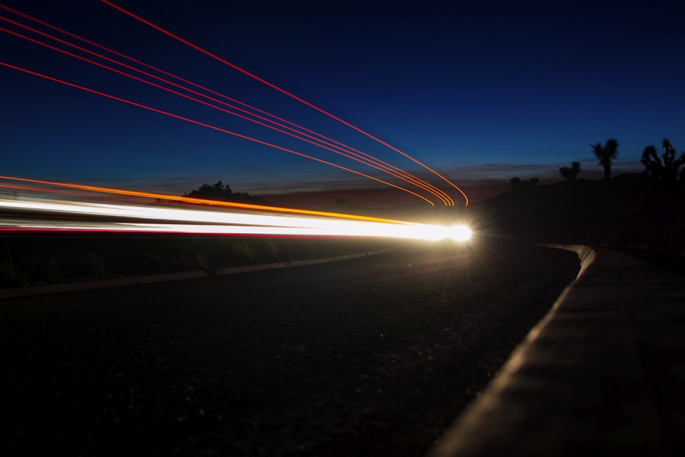 Fotografía de lapso de tiempo de automóviles en la carretera durante la noche