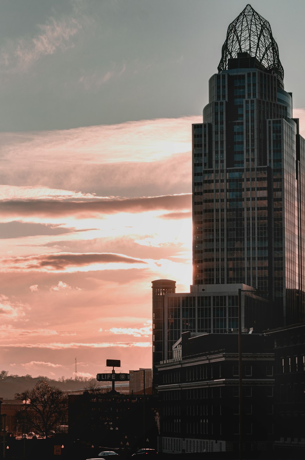 edifícios altos sob nuvens brancas durante o dia