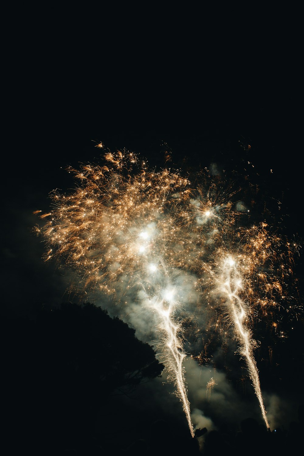 fogos de artifício brancos no céu durante a noite
