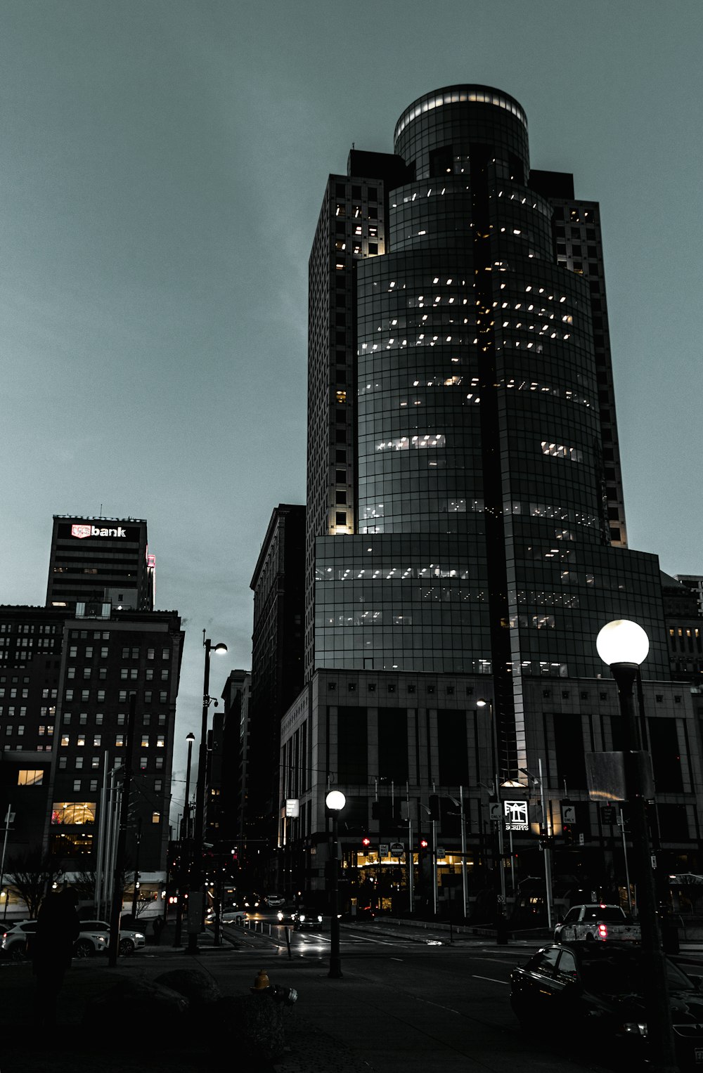immeuble de grande hauteur en noir et blanc pendant la nuit