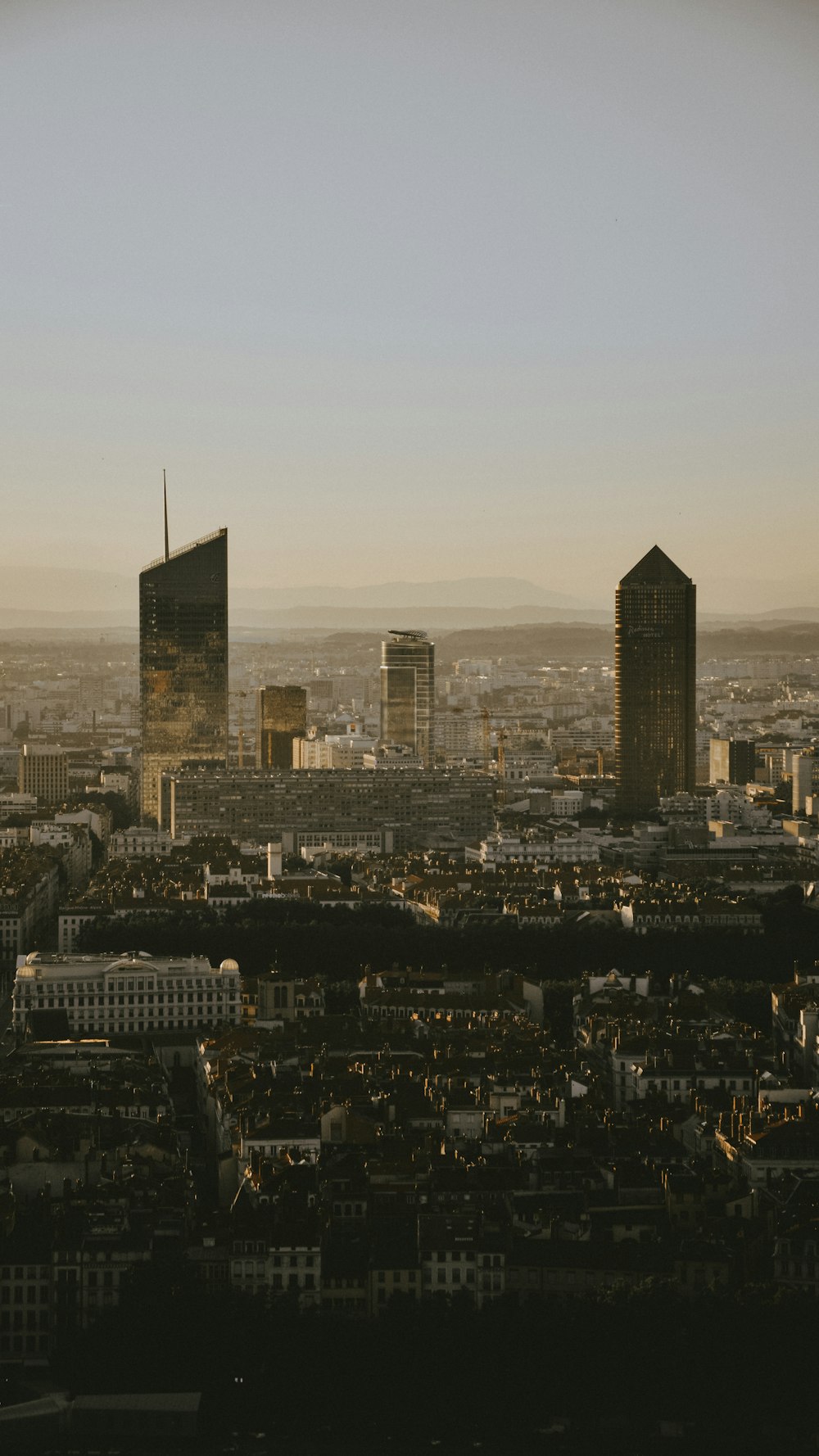 skyline della città sotto il cielo bianco durante il giorno