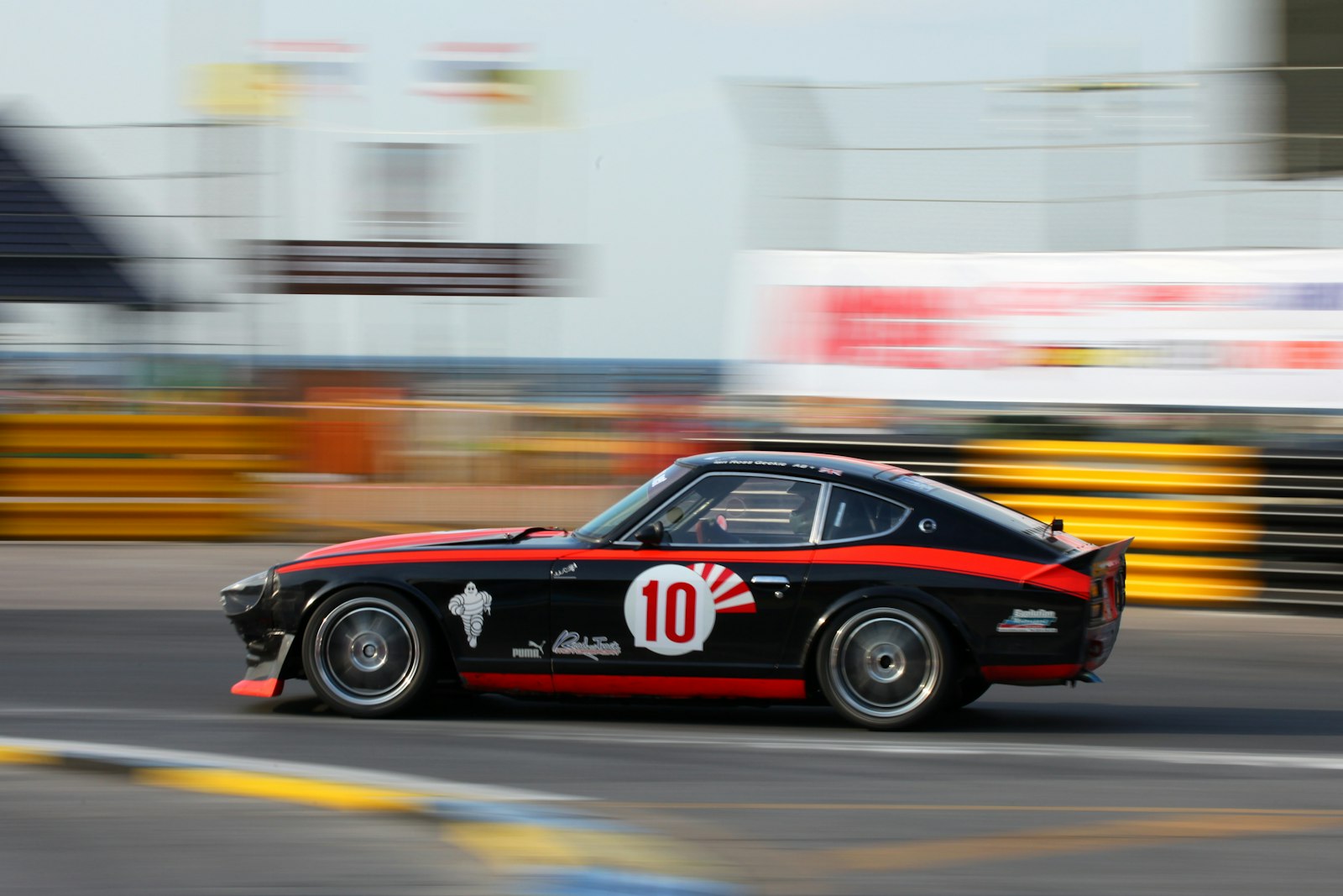 Canon EOS 5D Mark II + Canon EF 70-300mm F4-5.6L IS USM sample photo. Black porsche 911 on road photography