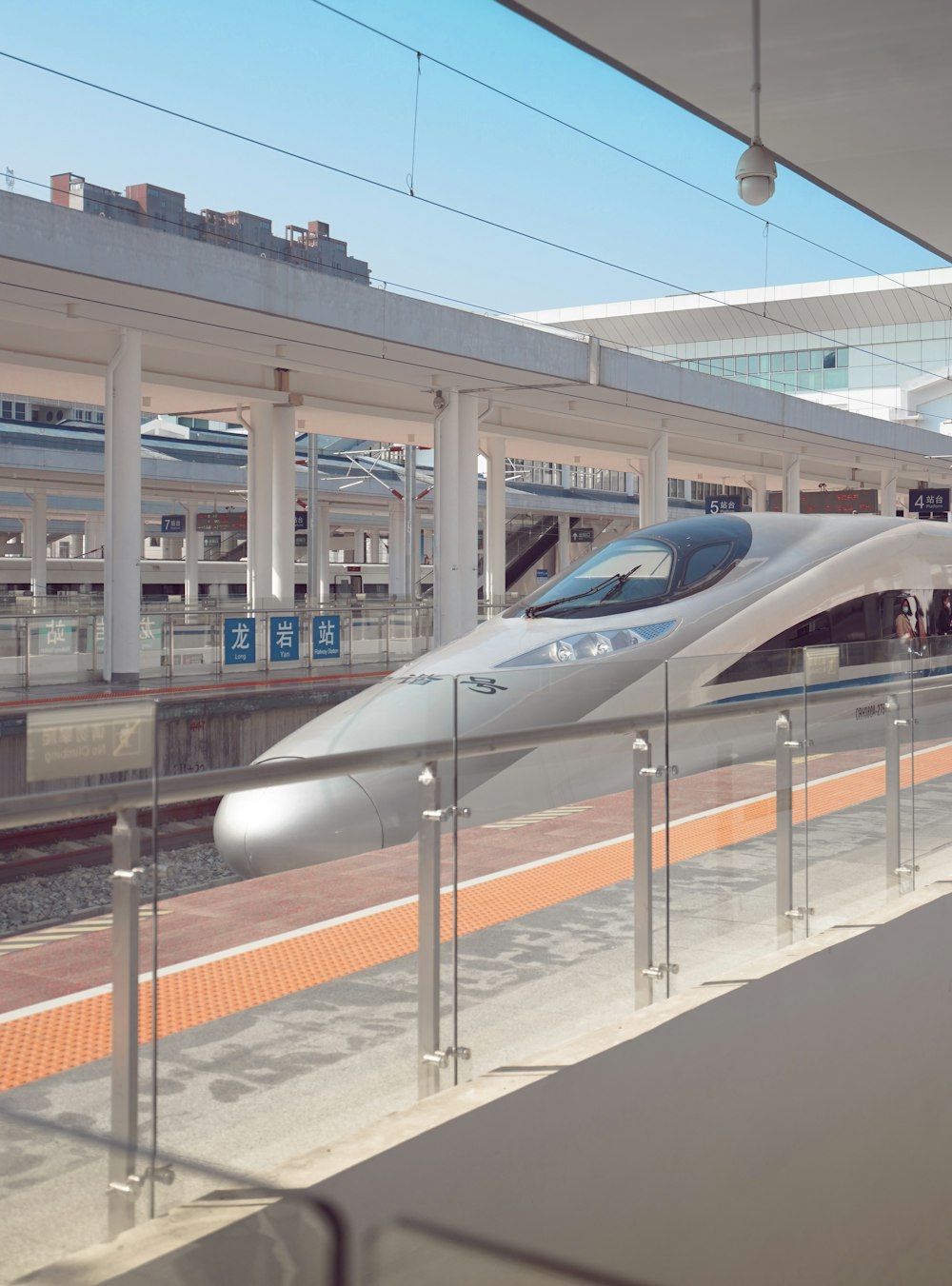 Tren blanco y azul en una estación de tren durante el día