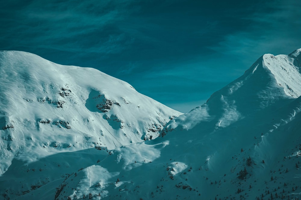 montanha coberta de neve sob o céu azul durante o dia