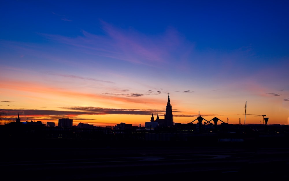 Silhouette von Stadtgebäuden bei Sonnenuntergang