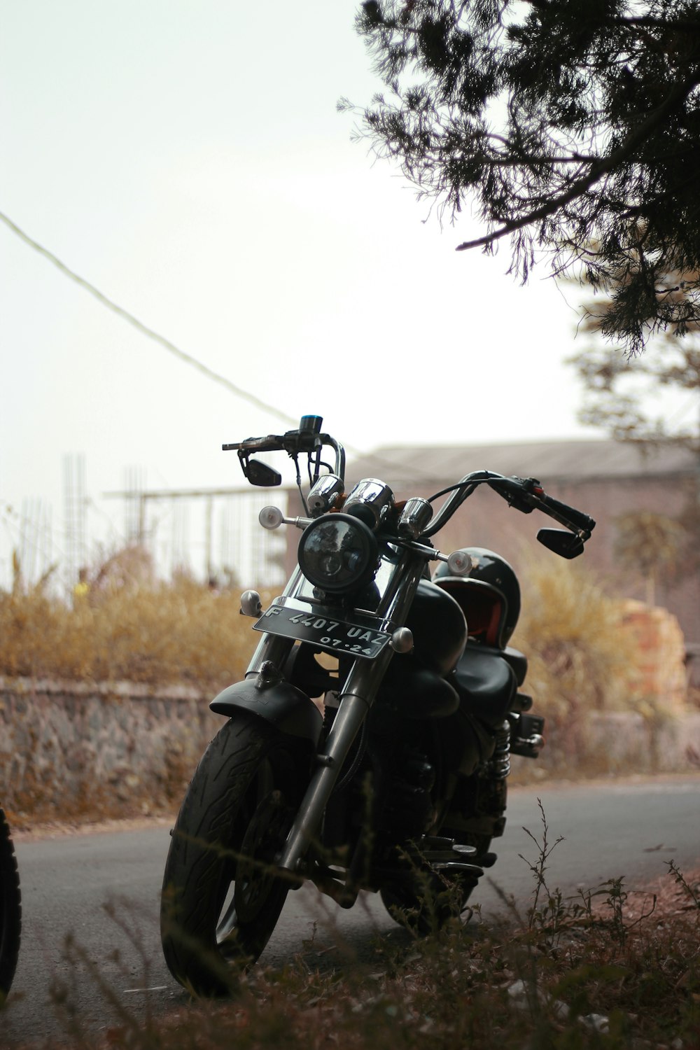 Motocicleta negra estacionada en la carretera durante el día