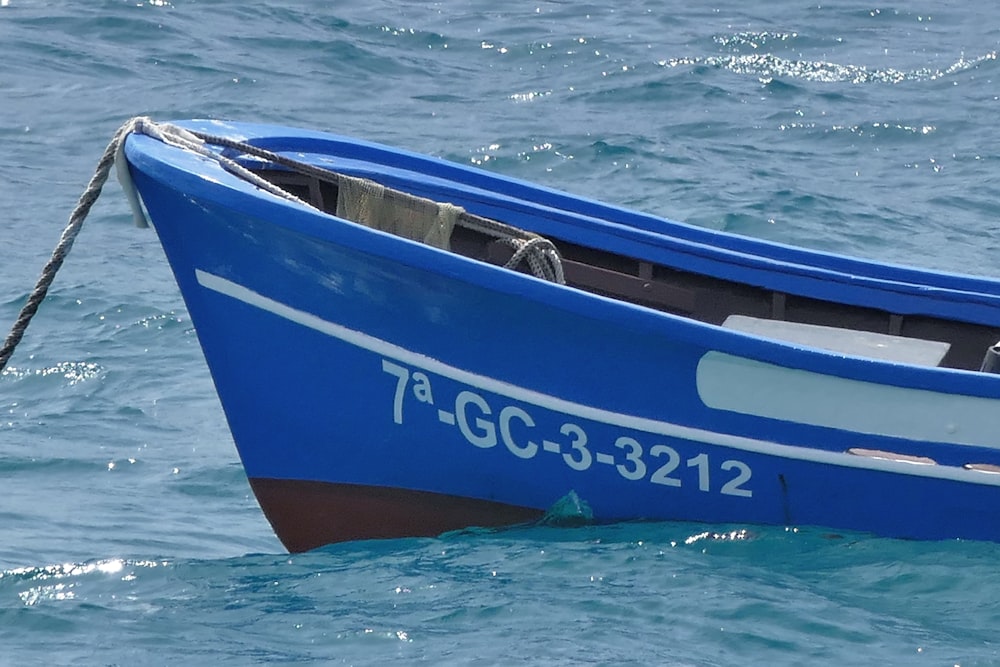 Barco azul y marrón en el mar azul durante el día
