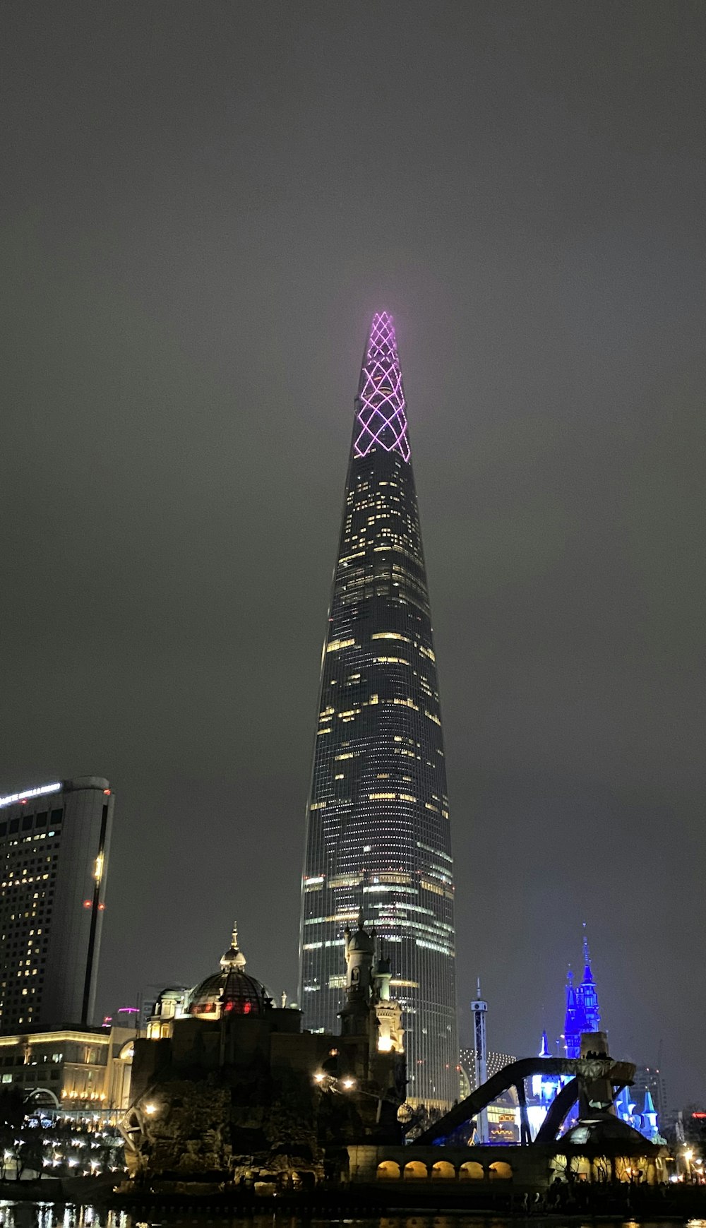 밤에 도시 위로 우뚝 솟은 매우 높은 건물