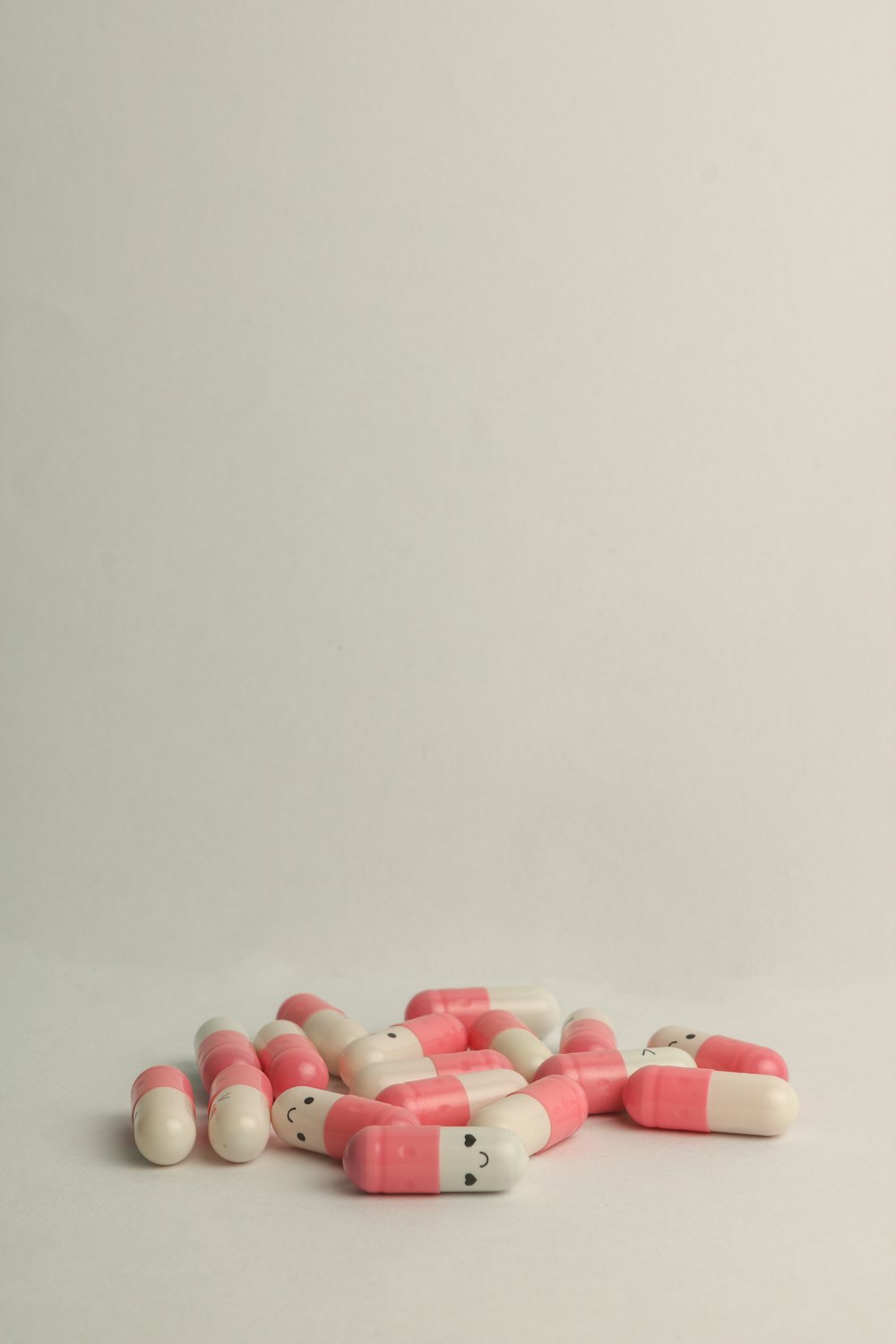 Píldora de medicación rosa y blanca